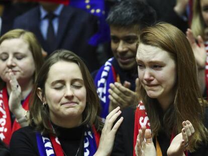 Eurodiputados emocionados tras la votación del acuerdo de salida del Reino Unido de la Unión Europea.