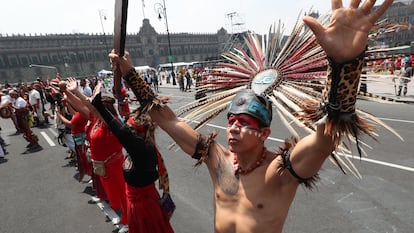 Un grupo de danzantes conmemoran la caída de Tenochtitlan con una danza ritual en el Zócalo de Ciudad de México.