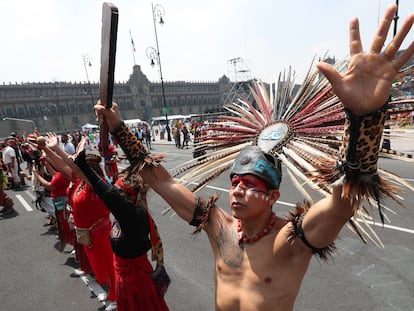 Un grupo de danzantes conmemoran la caída de Tenochtitlan con una danza ritual en el Zócalo de Ciudad de México.
