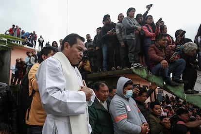 Feligreses asisten al entierro del sacerdote Marcelo Pérez, en San Andrés Larrainzar, Chiapas,el 22 de octubre de 2024.