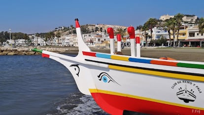 Las barcas de jábega, de origen fenicio, esbeltas y de coloraciones verdes, azules y rojas, son tanto más sorprendentes por sus proas con serpientes y tajamares y ojos pintados en las amuras. Unos ojos que figuran también en los vagones delanteros del metro malagueño. Cuatro de ellas, en especial 'La Almoguera' —la más bella y equilibrada (en la foto)—, pueden fotografiarse en el chambaíto (construcción techada) del Club de Remo Pedregalejo. Es una buena idea ir después a customizar las ensaladas a La Galerna (galernapedregalejo.com).