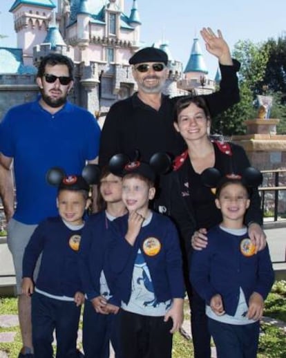 El cantante Miguel Bosé publica una imagen de sus hijos en Instagram.