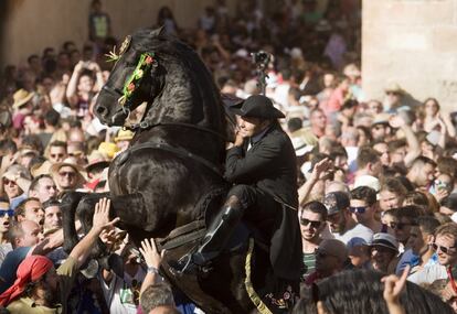 Un dels moments més emocionats de la festa és l'entrada a galop del caixer senyor, Llorenç de Salort, a la plaça des Born, on unes 24.000 persones van gaudir del tradicional Caragol durant el primer dia de Sant Joan a Ciutadella. La música del jaleo comença a sonar i l'alegria esclata entre els veïns i visitants congregats.