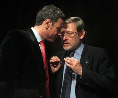 Gómez y Lissavetzky conversan durante un reciente homenaje a Tierno Galván.
