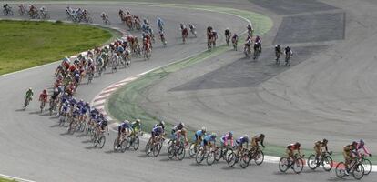 Los ciclistas, en el circuito barcelonés de Montmeló, durante una etapa de la Volta.