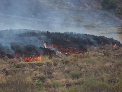 La lava avanza en Los Campitos, en Los Llanos de Aridane, durante este lunes.