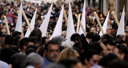 Una multitud sigue el paso de la Hermandad de Los Negritos, en Sevilla.
