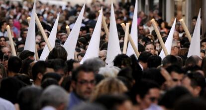 Una multitud sigue el paso de la Hermandad de Los Negritos, en Sevilla. 