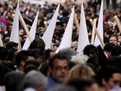 Una multitud sigue el paso de la Hermandad de Los Negritos, en Sevilla. 