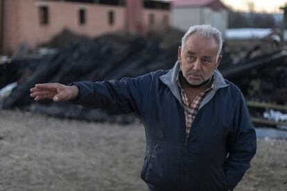 Emilio Torrubia, junto a la mancha de ceniza que dejaron las pacas de paja calcinadas.