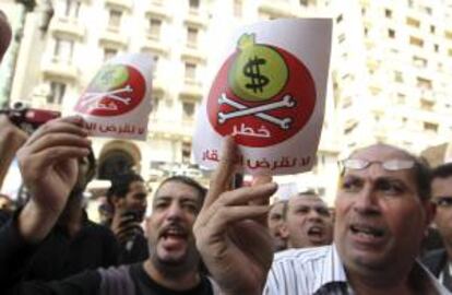 Varios egipcios gritan eslóganes durante una protesta convocada contra la visita de una delegación de expertos del Fondo Monetario Internacional (FMI) a El Cairo, Egipto. EFE/Archivo