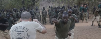 Un militar espa&ntilde;ol instruye a soldados malienses de una unidad de operaciones especiales en Kuliloro. 