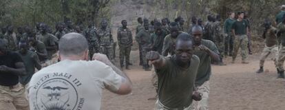 Un militar espa&ntilde;ol instruye a soldados malienses de una unidad de operaciones especiales en Kuliloro. 