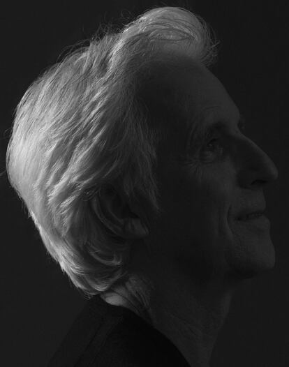 <b>Kiko Veneno</b> <p>Su música cambió la banda sonora de la democracia. Cuando empezó a componer, solo un mechón de su pelo lucía blanco. Cuatro décadas después, sigue en la brecha: “La música es mi mundo”, confiesa. El autor de himnos como Volando voy (“La rematé una tarde de fiesta en el barrio sevillano de Los Remedios antes de la grabación de La leyenda del tiempo) se muestra preocupado por el futuro. </p> _ <p><b>“Nunca hemos tenido menos ayuda” </b></p>