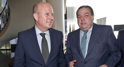El consejero de Economía, Máximo Buch, junto al presidente de AVE, Vicente Boluda.