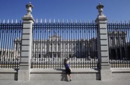 Una turista fotografía el patio, vacío, del Palacio Real.