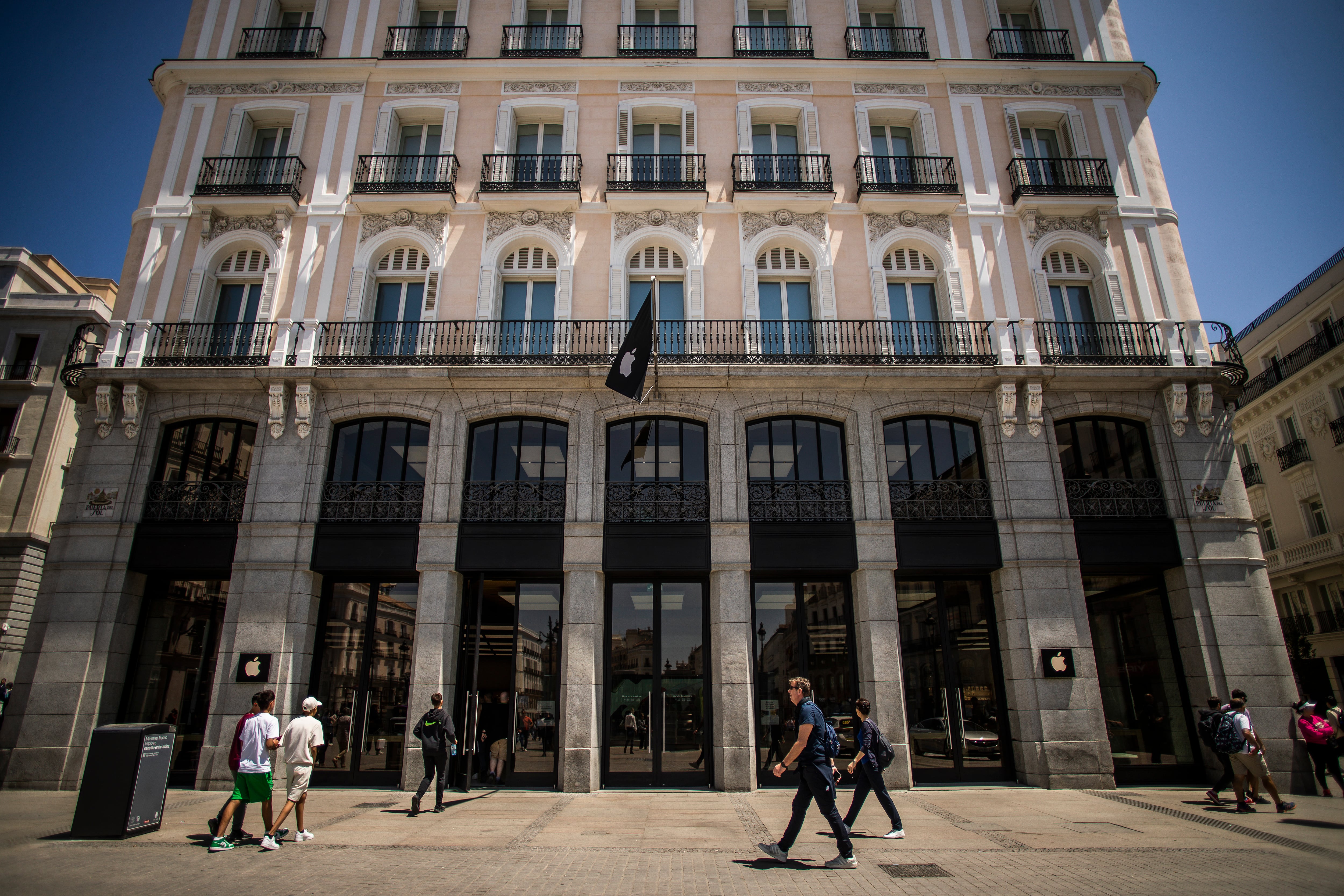 Tienda Apple Store en la Puerta del Sol en Madrid.