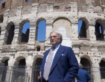 El empresario italiano y director de Tod's, Diego Della Valle, posa frente al Coliseo, en Roma.