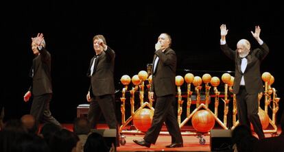 El grupo argentino musical de humor, Les Luthiers, Premio Princesa de Asturias de Comunicación y Humanidades 2017, saludan al público asistente en el Teatro Jovellanos de Gijón. 