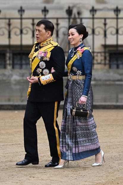 La reina Suthida de Tailandia, como ya hiciera la reina Sirikit en los años sesenta y setenta, cuando se convirtió en un referente por su particular estilo, ha defendido el traje formal tradicional de su país.