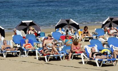 Varios turistas toman el sol en la playa de Las Canteras en Las Palmas de Gran Canaria.