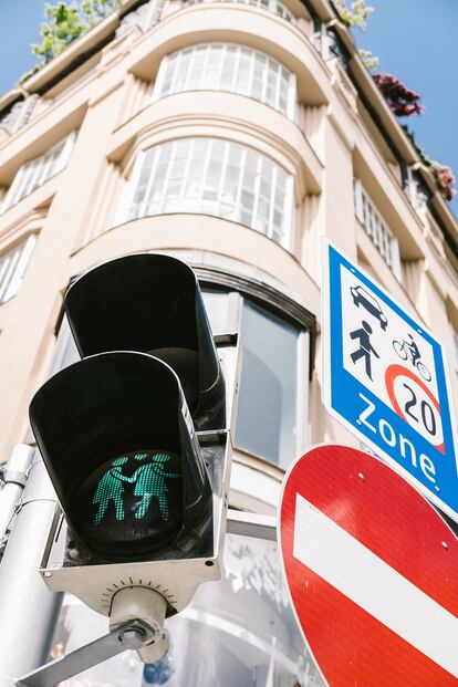 Semáforos y señalética del bulevar Mariahilfer, en el centro de Viena.