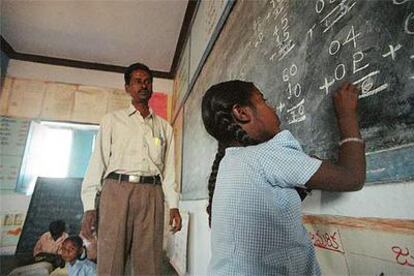Una niña escribe en la pizarra de una escuela india.