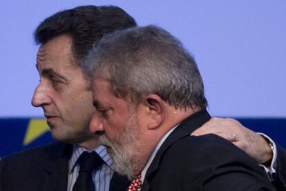 El presidente francés, Nicolas Sarkozy, abraza a su par brasileño, Lula da Silva, durante un encuentro en Río de Janeiro en diciembre de 2008.