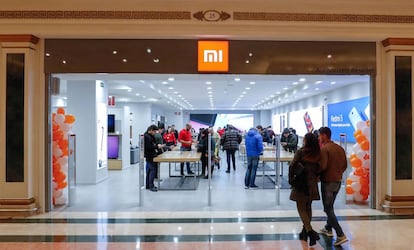 Una pareja entra en una tienda de Xiaomi en Barcelona.