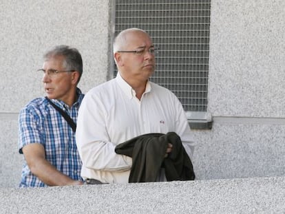 El alcalde de Boqueixón llegando a los juzgados.