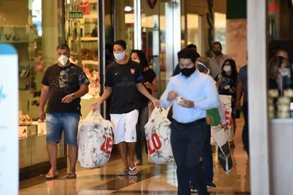 Pessoas passeiam em shopping center de Brasília nesta quarta-feira.