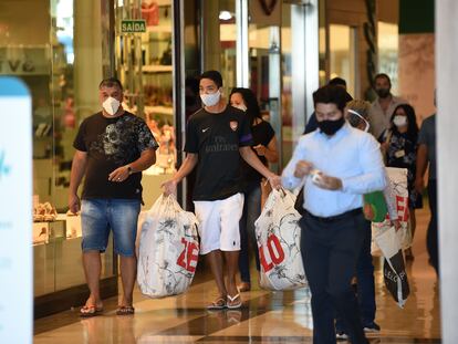 Pessoas passeiam em shopping center de Brasília nesta quarta-feira.