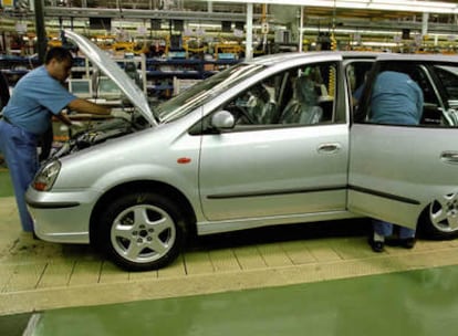 Una operario realiza su trabajo en la cadena de la fábrica de Nissan en Barcelona