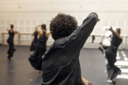 Najarro y bailarinas del Ballet Nacional, durante un ensayo en las instalaciones de la institución.