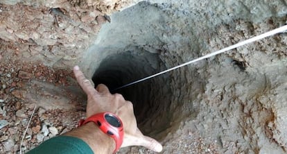 La imagen, realizada por un agente de la Guardia Civil dos días después de la caída de Julen, muestra la estrechez del orificio por el que cayó el niño, lo que imposibilitaba que un rescatador pudiera adentrarse en él. Pronto se conoció la ilegalidad del sondeo para buscar agua. Según el Seprona, no es una rareza: cada mes se encuentran 20 pozos ilegales en cada provincia.