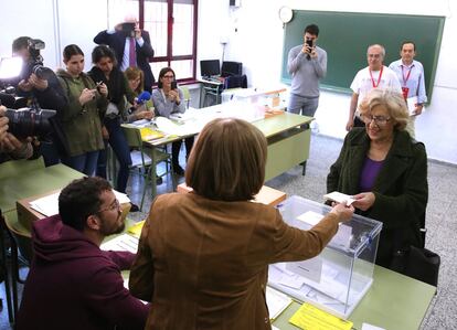 La alcaldesa de Madrid, Manuela Carmena, vota en una mesa electoral del IES Conde de Orgaz. en la capital.