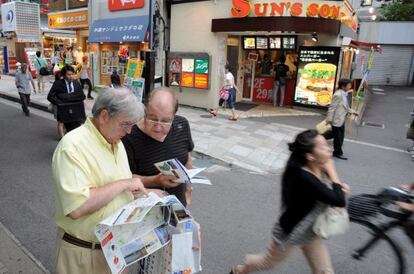 Dos turistas consultan un mapa en el barrio de Harajuku en Tokio.