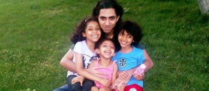 Raif Badawi, con sus tres hijos.