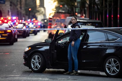 Agentes de Policía investigan tras el tiroteo en Nueva York, este lunes.