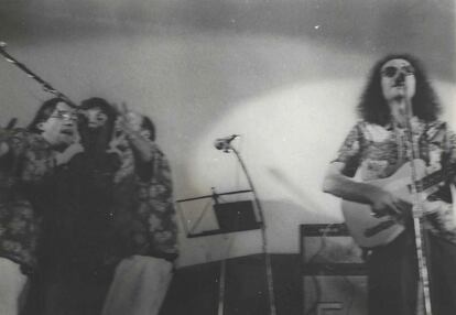 El grup en un concert en directe al barri de Sants (1976). Arxiu Pau Riba