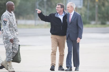 El secretario de Defensa de EE UU, Ashton Carter, junto al ministro de Defensa, Pedro Morenés, a su llegada a la pista en la que se iba a desarrollar la maniobra de reabastecimiento en vuelo.
