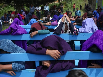 Habitantes de Pantelhó, Chiapas, asisten a misa el 4 de agosto.