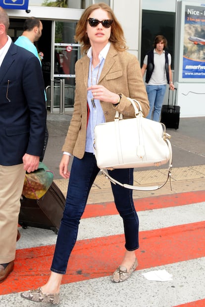 Natalia Vodianova con mocasines de print animal. 