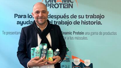 El director de negocio de Pascual, César Vargas, con los productos de Dinamic Protein.