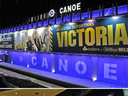 La sala Victoria, en el bingo Canoe de Madrid, donde algunos clientes (abajo) celebran haber ganado su apuesta.