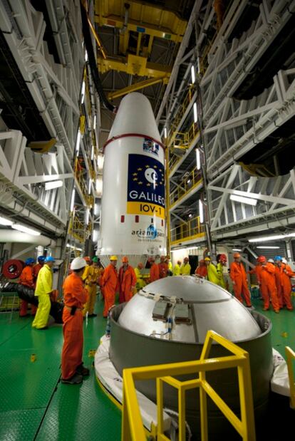El Soyuz VS01  está preparado en la plataforma de lanzamiento en el puerto espacial europeo en Kourou, Guayana Francesa.
