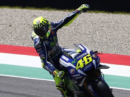 Rossi celebra la consecución de la pole del GP de Italia.