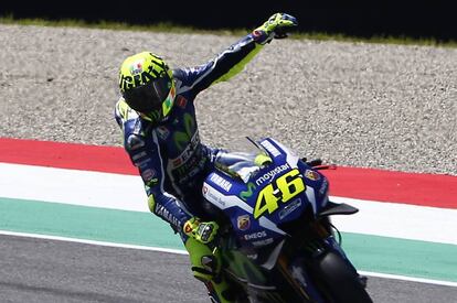 Rossi celebra la consecución de la pole del GP de Italia.