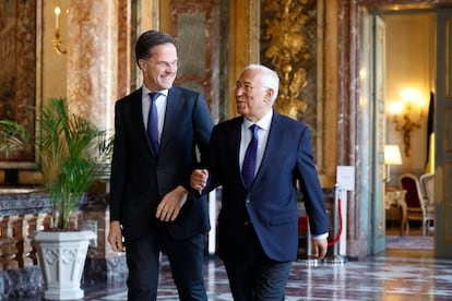 António Costa (derecha) y Mark Rutte, este lunes en Bruselas.
