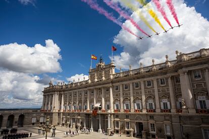  La Patrulla Águila sobrevuela el Patio de Armas del Palacio Real en Madrid, donde se conmemora el décimo aniversario del reinado de Felipe VI.